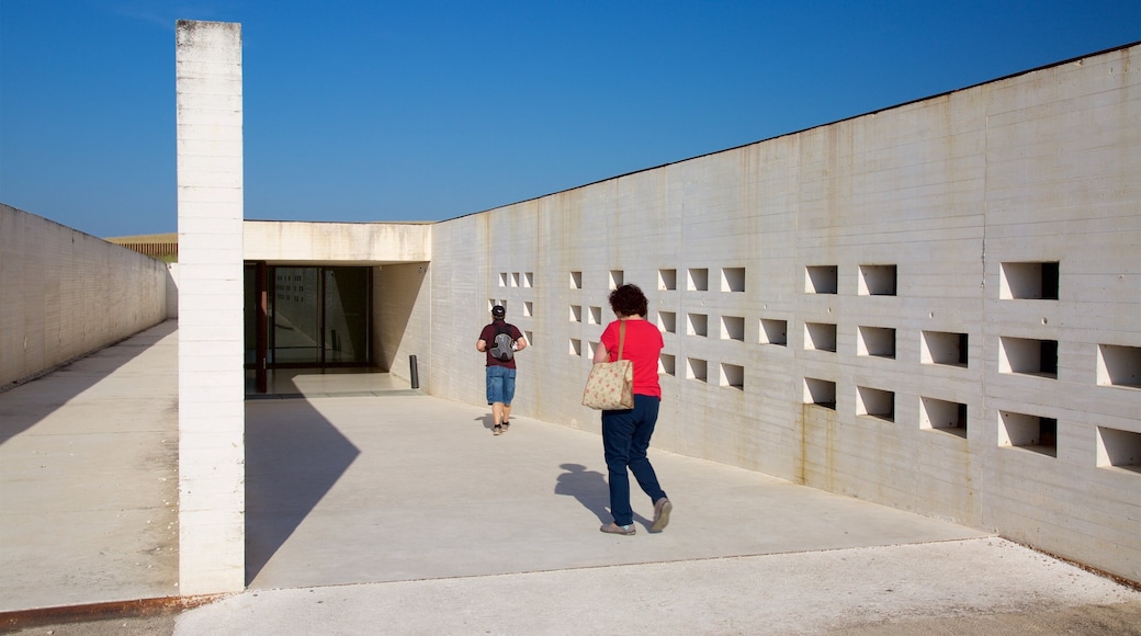 Medina Azahara assim como um pequeno grupo de pessoas