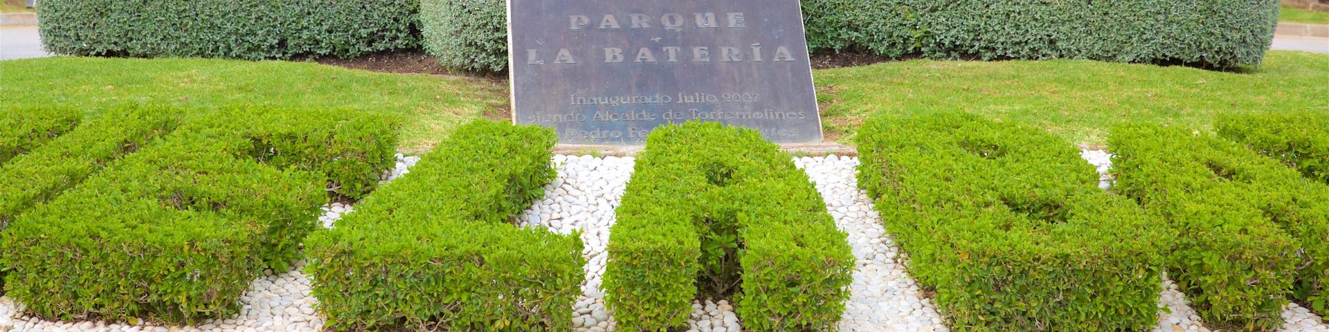 La Bateria Park featuring a garden and signage