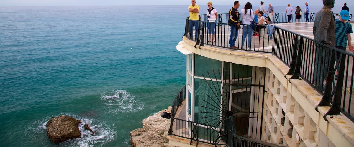 Balcón de Europa mostrando vistas y vistas de una costa y también un grupo grande de personas