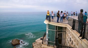 Balcón de Europa mostrando vista e vista della costa cosi come un grande gruppo di persone