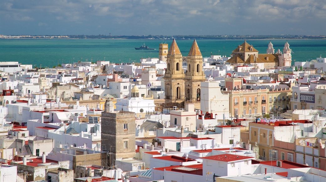 Tháp Torre Tavira trong đó bao gồm thị trấn duyên hải, cảnh bờ biển và thị trấn nhỏ