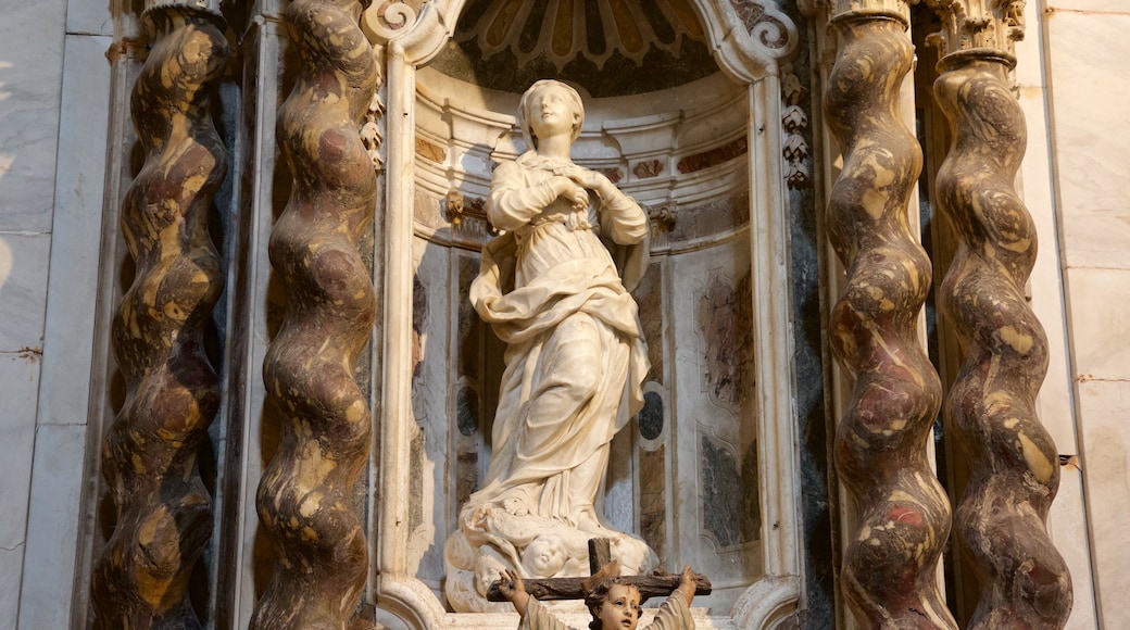 Catedral Nueva ofreciendo una estatua o escultura, una iglesia o catedral y vistas interiores