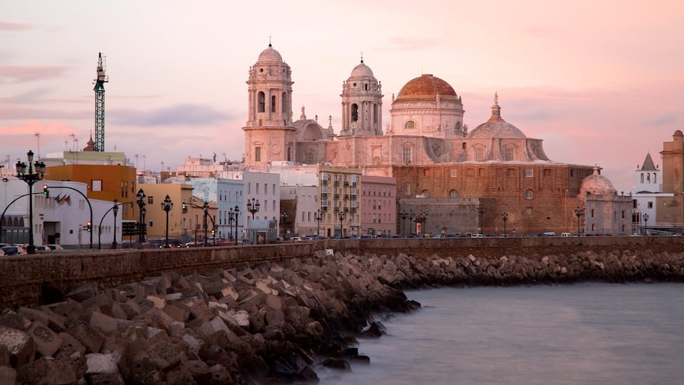Catedral Nueva que incluye litoral rocoso, vistas de una costa y una ciudad
