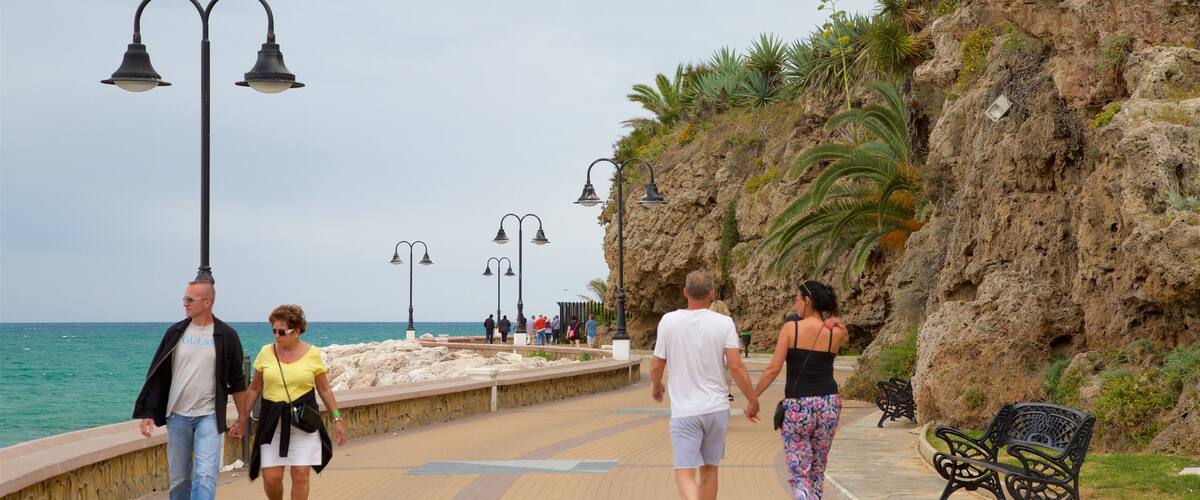 La Carihuela inclusief hiken of wandelen en straten en ook een klein groepje mensen