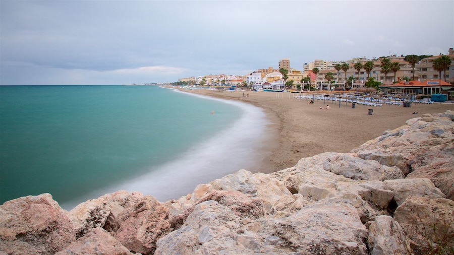 La Carihuela que incluye vistas generales de la costa y una playa