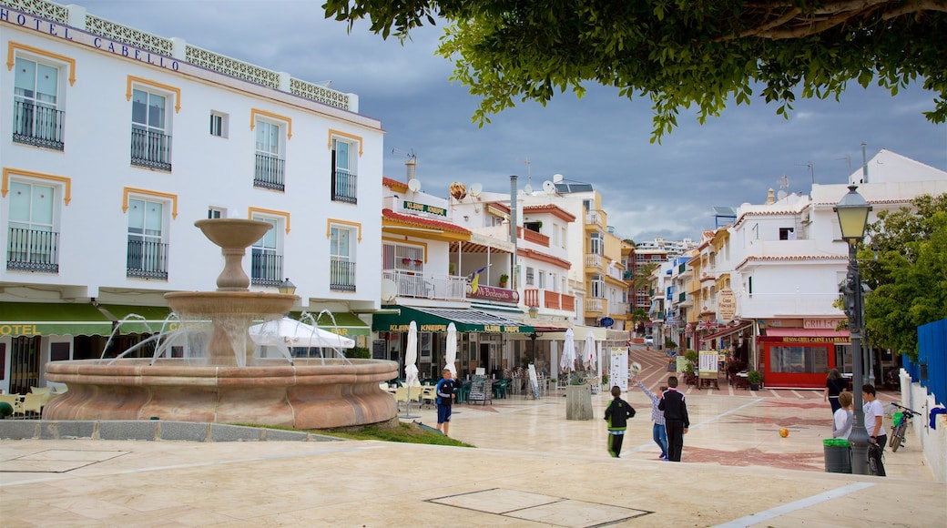 La Carihuela showing street scenes and a fountain