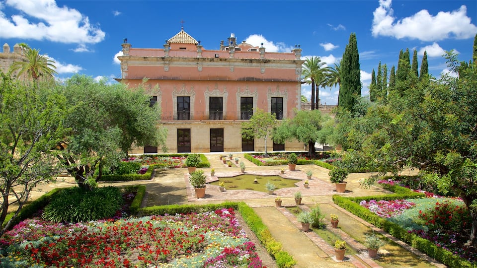 Alcazar Gardens featuring a park