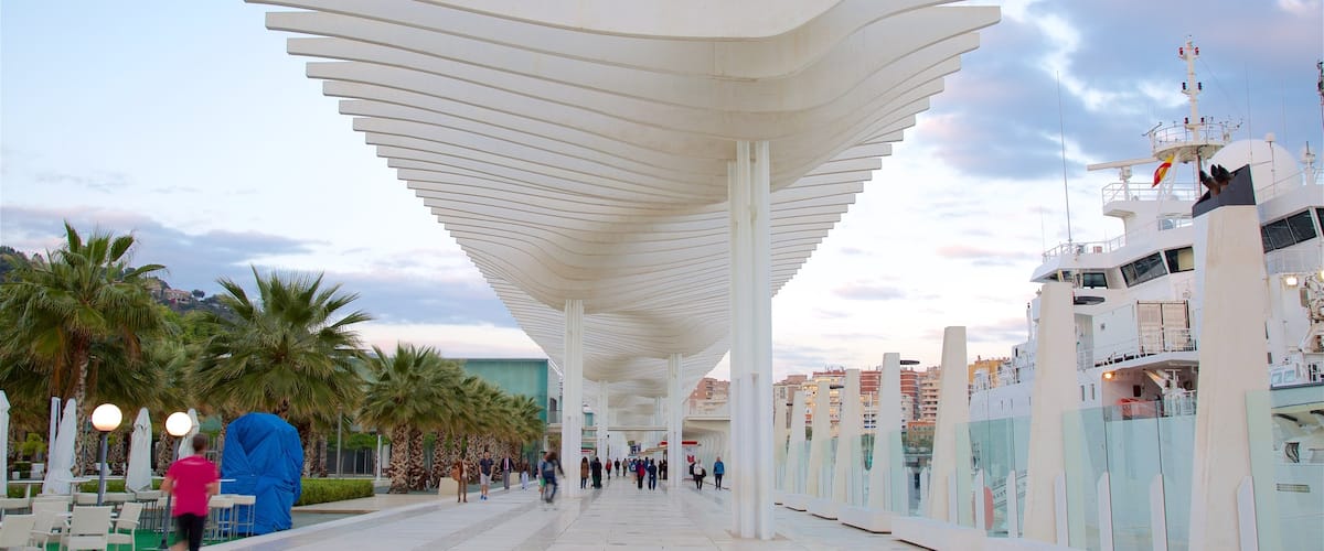 Port de Malaga mettant en vedette architecture moderne et marina