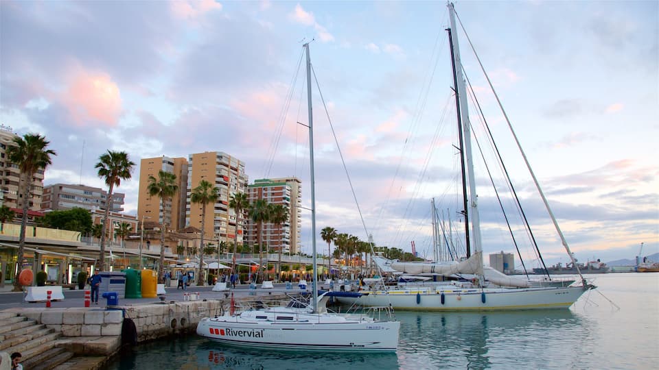 Puerto de Málaga que incluye un puerto deportivo, embarcaciones y vistas de una costa