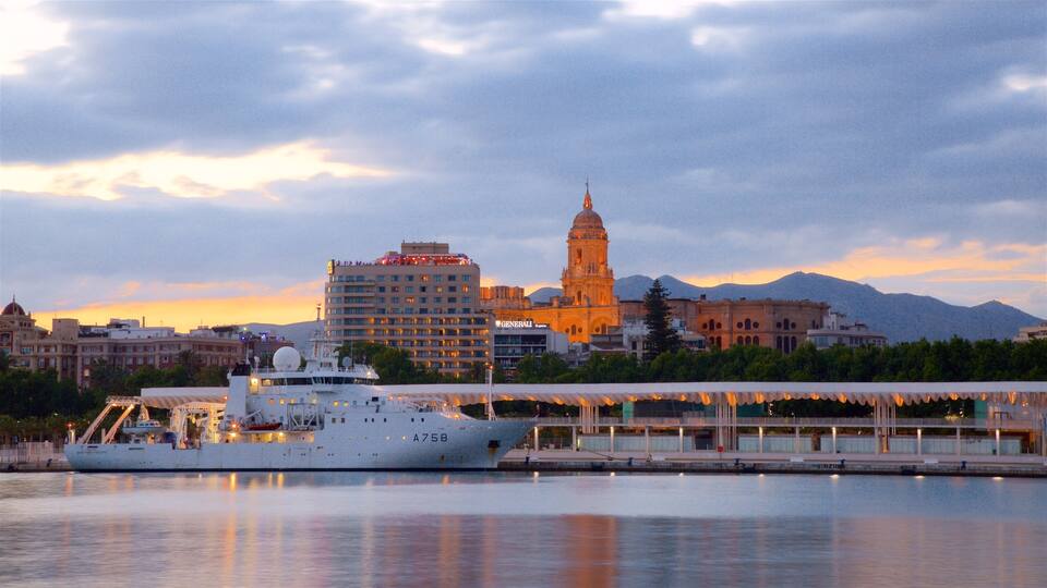 Haven inclusief varen, een stad en algemene kustgezichten