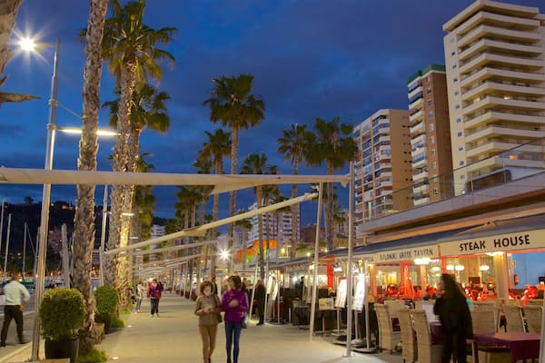 Hafen von Málaga das einen Stadt und bei Nacht
