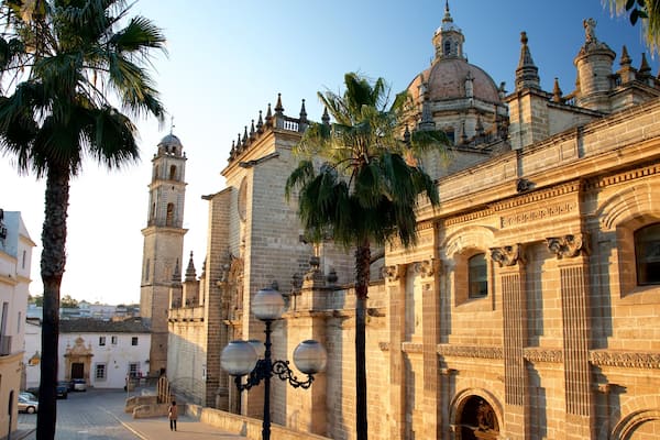 Kathedrale von Jerez welches beinhaltet StraĂenszenen und Kirche oder Kathedrale
