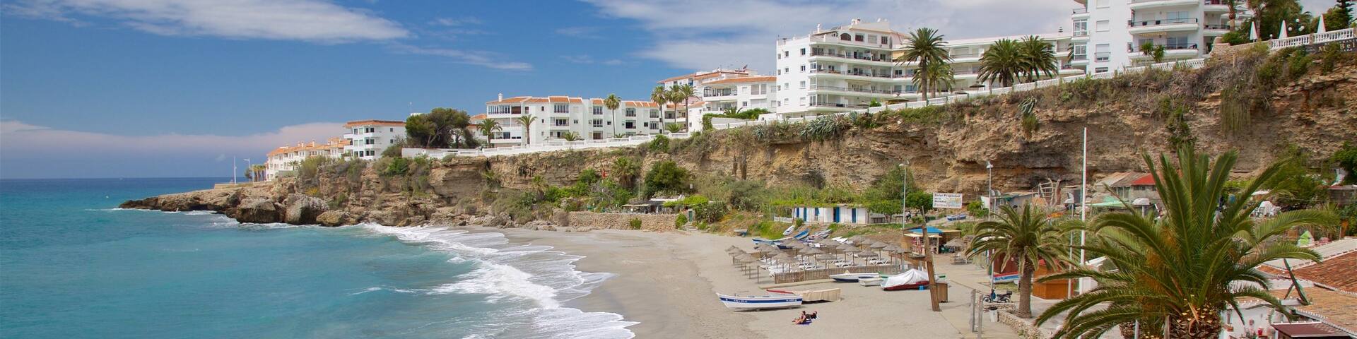 Salon Beach showing a sandy beach, a coastal town and a bay or harbour