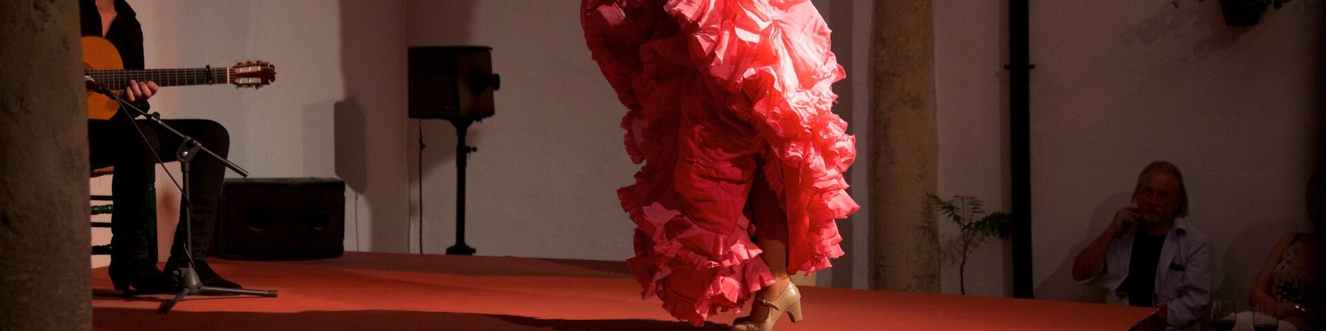 Córdoba Provinz mit einem Innenansichten und Performance-Kunst sowie einzelne Frau