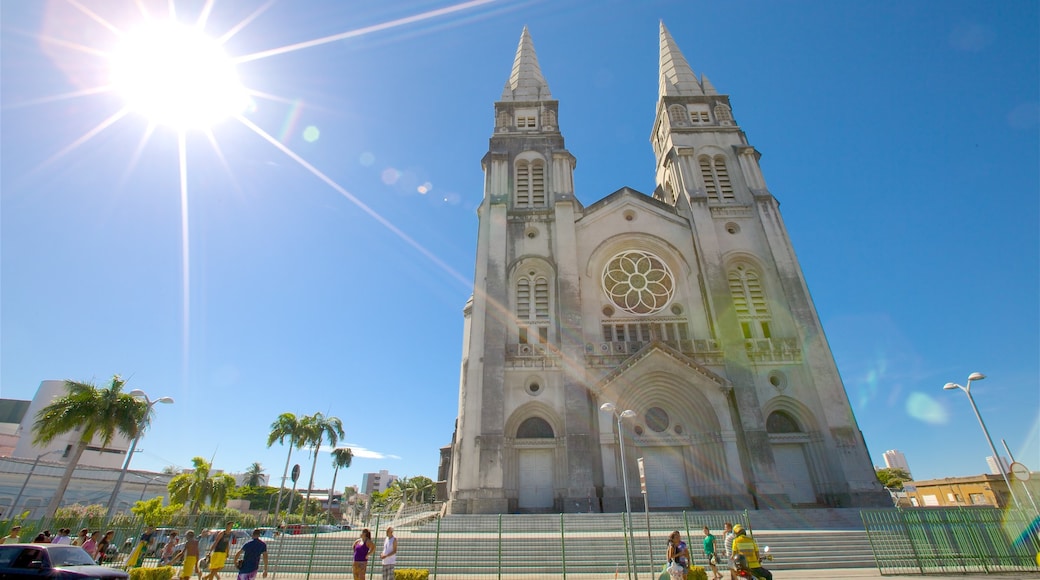 Catedral Metropolitana de Fortaleza que incluye escenas cotidianas y una iglesia o catedral