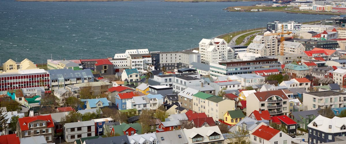 Reykjavik mettant en vedette vues littorales, montagnes et ville côtière