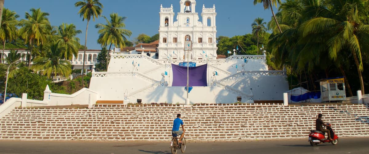 Panaji featuring street scenes and tropical scenes