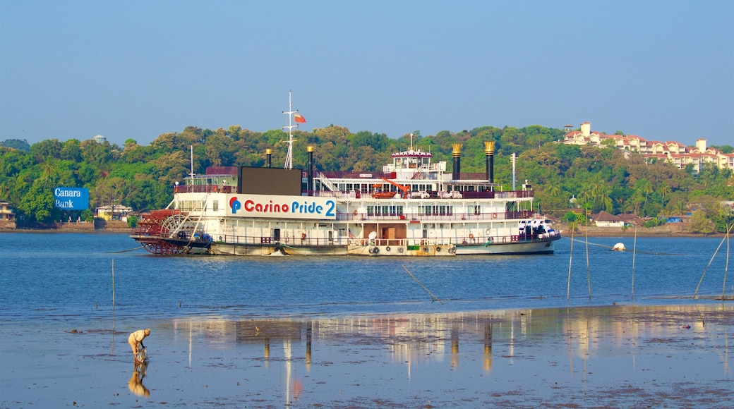 Panaji ofreciendo un río o arroyo y embarcaciones