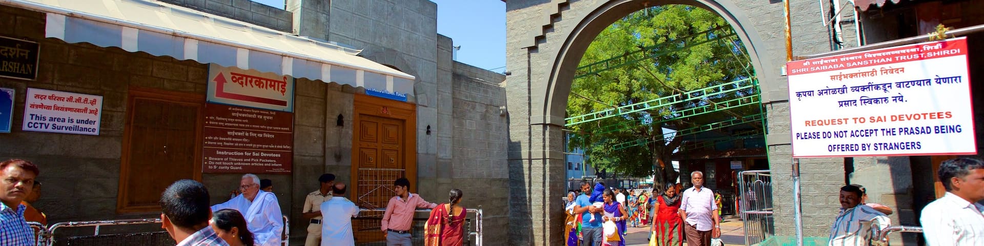 Sai Baba Temple showing street scenes and a square or plaza as well as a large group of people