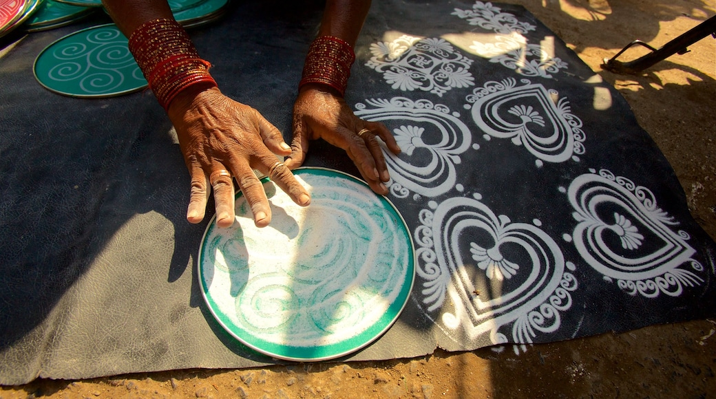 Templo Sai Baba que incluye arte al aire libre