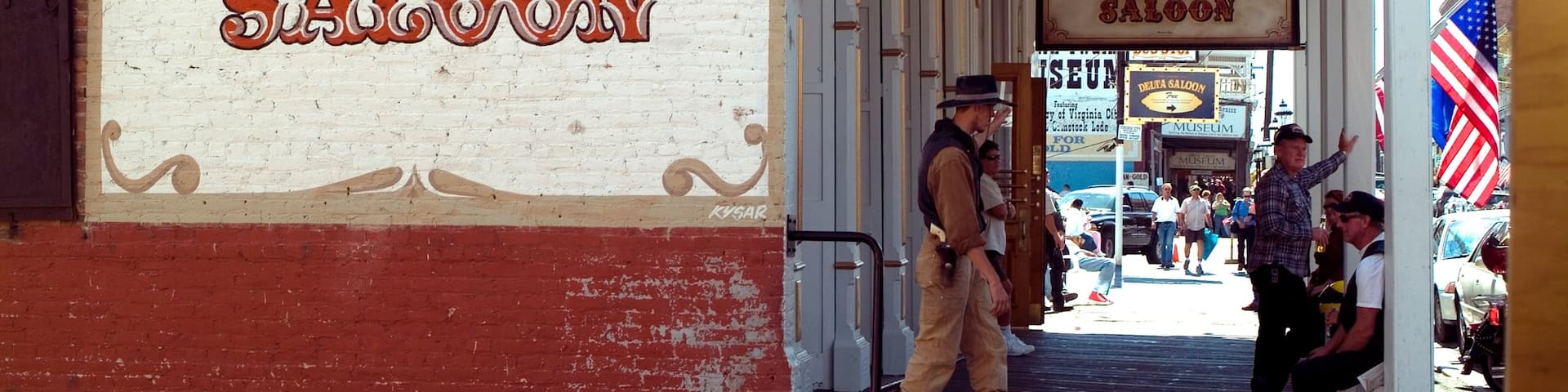 Sparks welches beinhaltet Straßenszenen und Beschilderung sowie kleine Menschengruppe