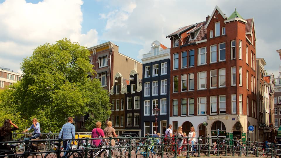 Holanda Septentrional ofreciendo imágenes de calles y también un gran grupo de personas