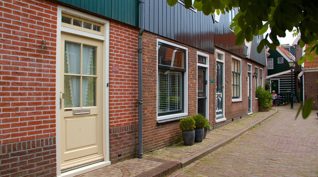 Volendam qui includes scènes de rue