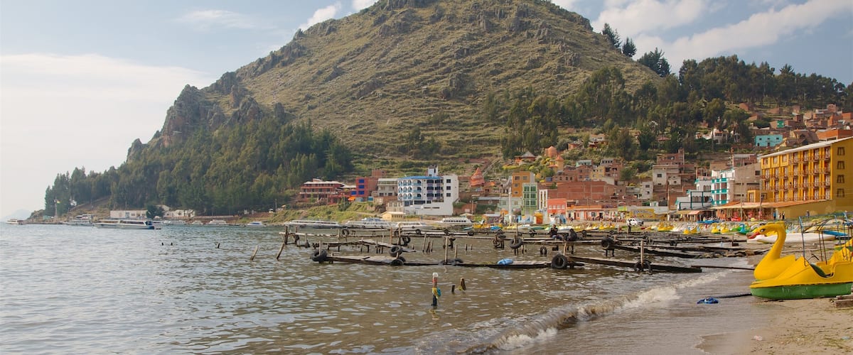 Copacabana mostrando una playa de arena, montañas y una ciudad costera