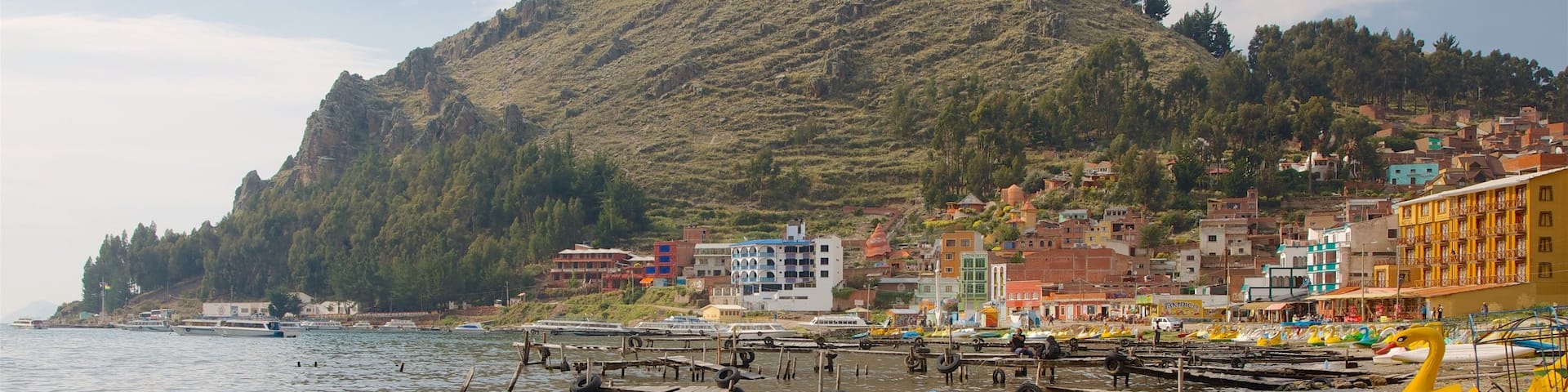 Copacabana which includes mountains, a sandy beach and a coastal town