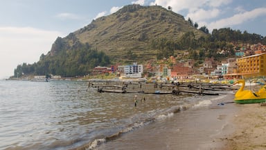 Copacabana showing a coastal town, mountains and a sandy beach