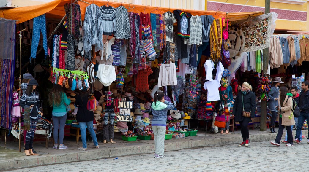 Copacabana som viser markeder og gadeliv såvel som en stor gruppe mennesker