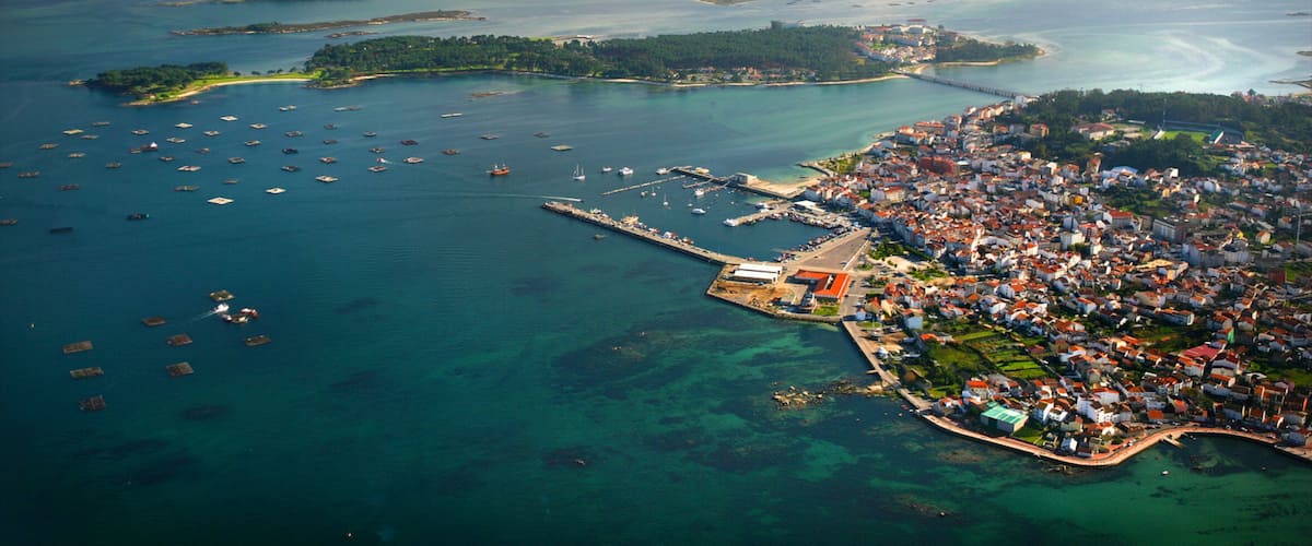 Pontevedra que incluye vistas generales de la costa y una ciudad costera