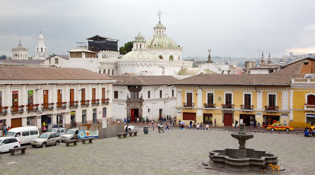 Parque de San Francisco ofreciendo una pequeña ciudad o pueblo y un parque o plaza