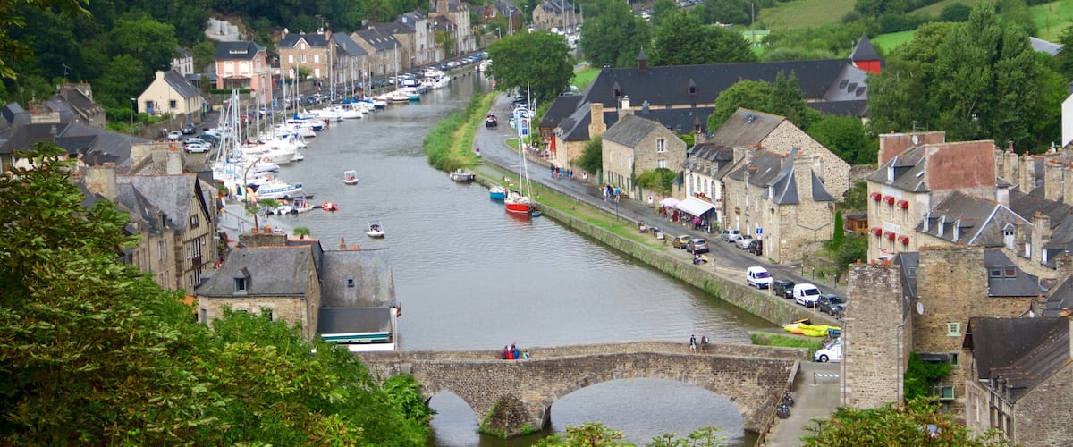 Dinan que incluye elementos del patrimonio, un puente y un río o arroyo