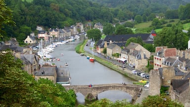 Dinan che include oggetti d\'epoca, fiume o ruscello e ponte