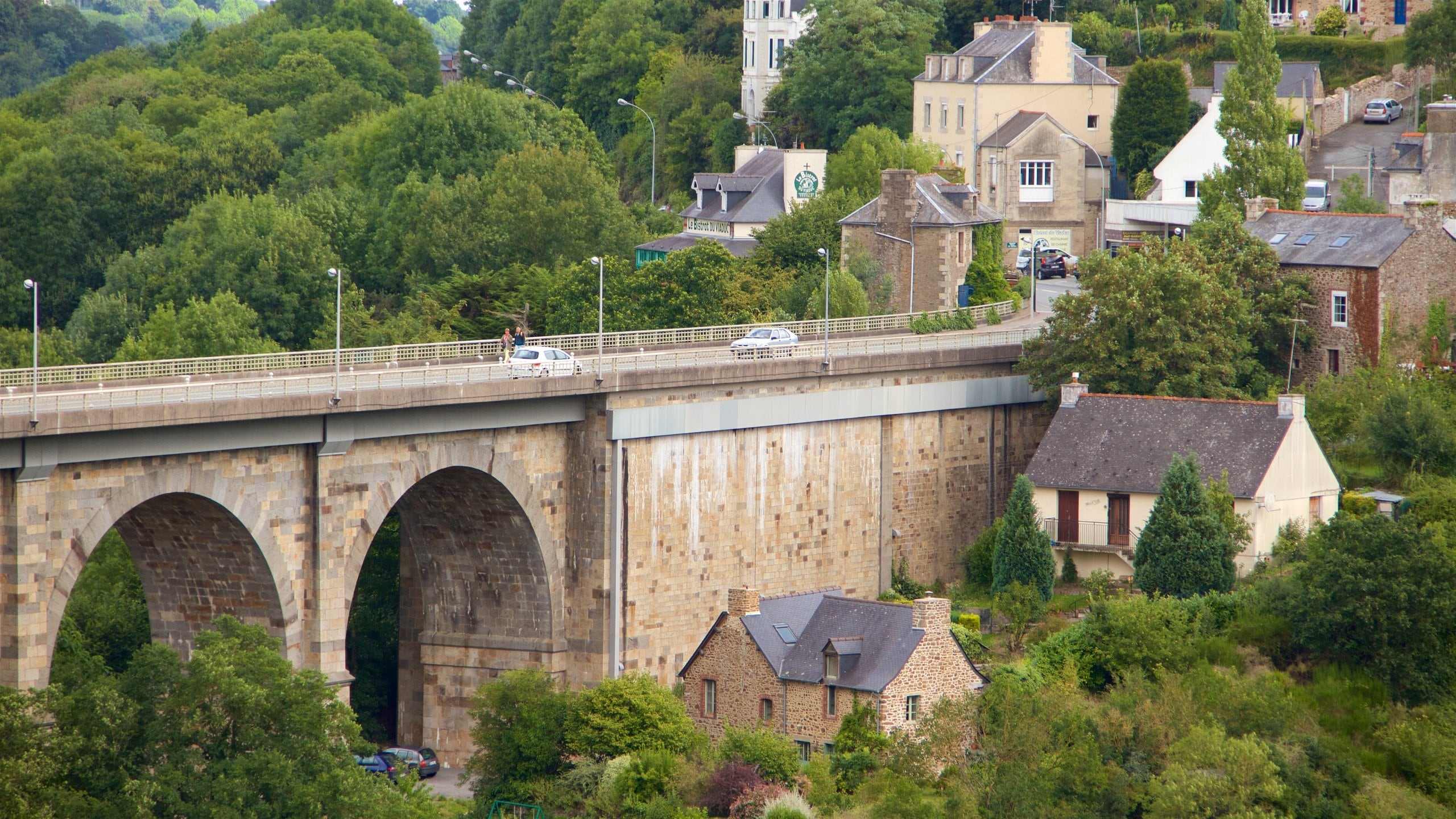 Dinan mettant en vedette patrimoine architectural et pont