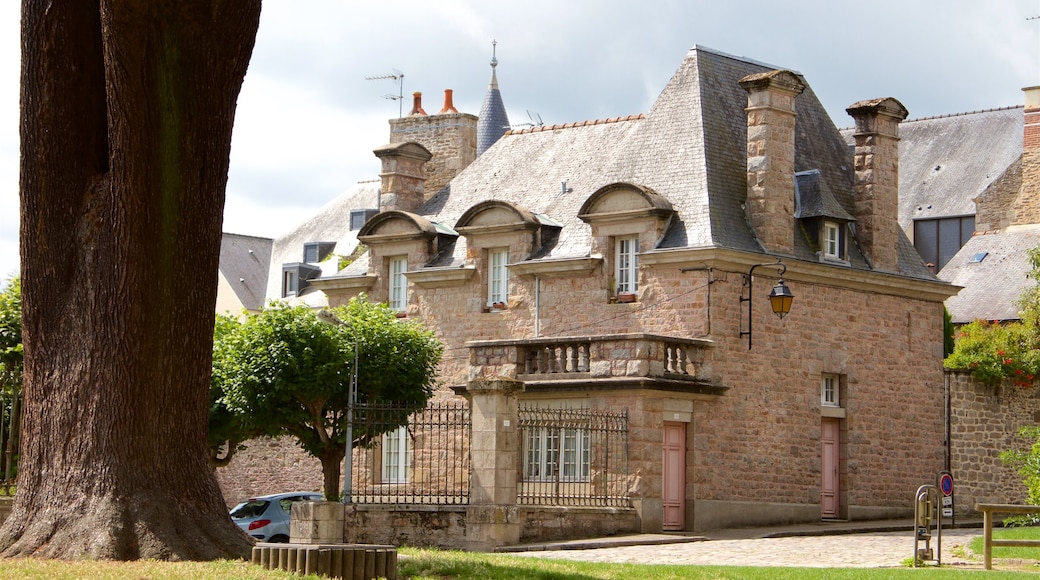 Dinan showing a house and heritage architecture