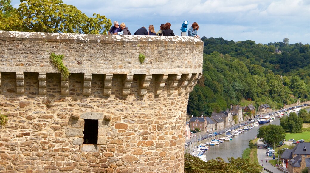 Dinan qui includes riviĂšre ou ruisseau, vues et patrimoine architectural