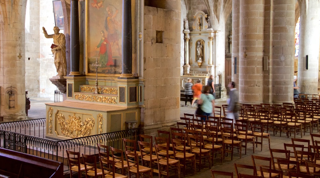 Iglesia de Saint Sauveur que incluye una iglesia o catedral, elementos religiosos y vistas interiores