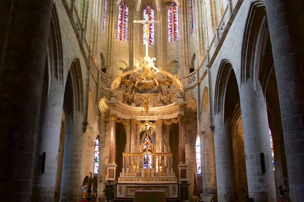 Saint Sauveur Church mit einem Kirche oder Kathedrale, Innenansichten und religiöse Aspekte