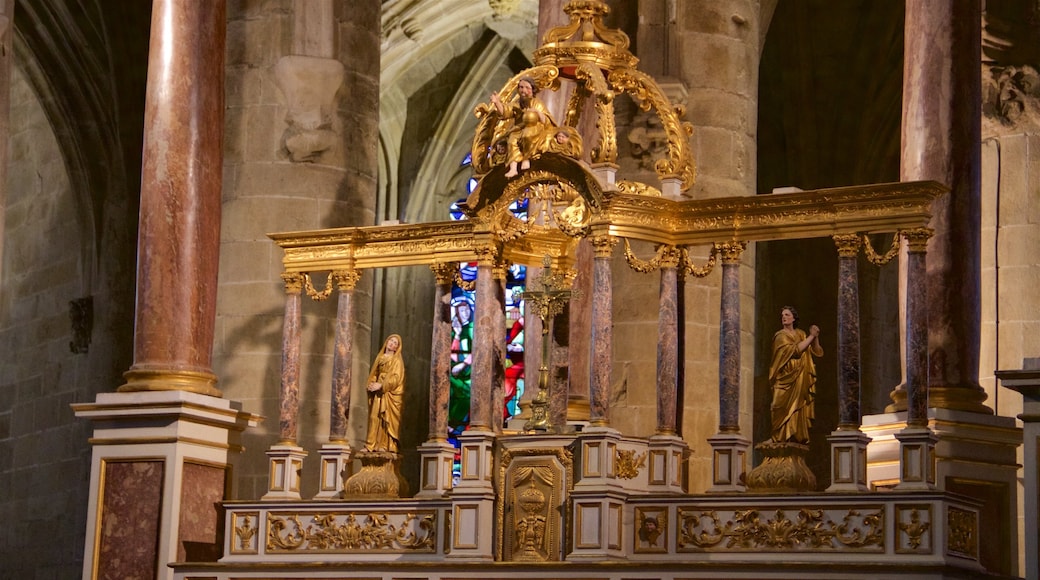 Chiesa di Saint Sauveur che include vista interna e religiosità