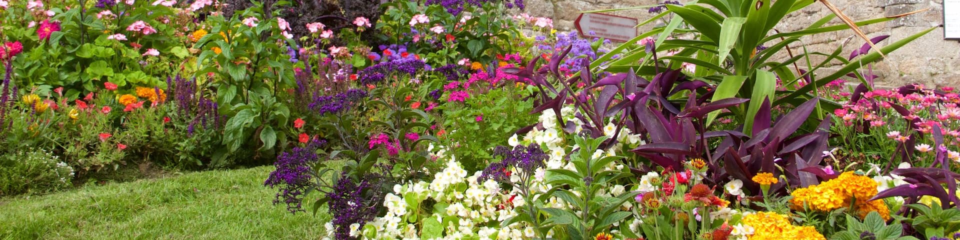 Chateau de Dinan which includes heritage architecture, flowers and a garden