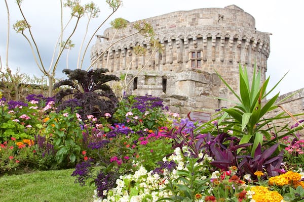Chateau de Dinan mit einem Wildblumen, Park und historische Architektur