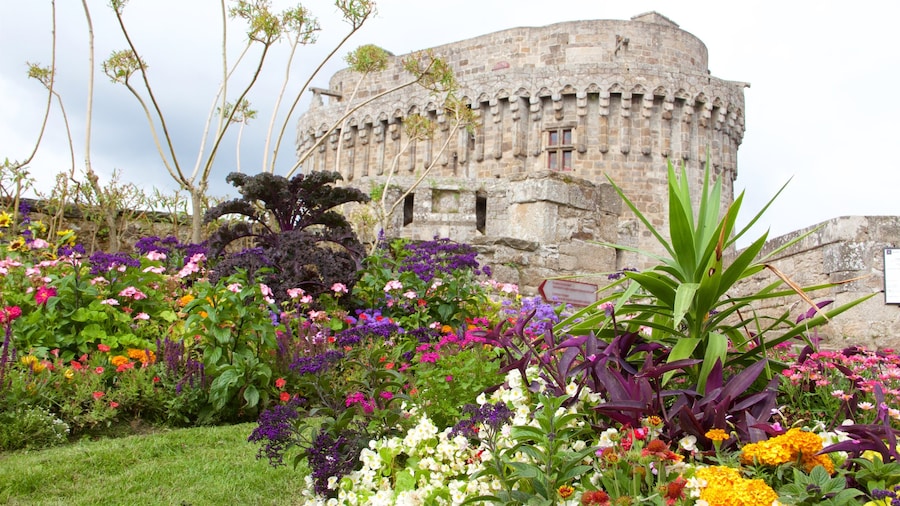 Chateau de Dinan che include architettura d\'epoca, fiori di campo e giardino