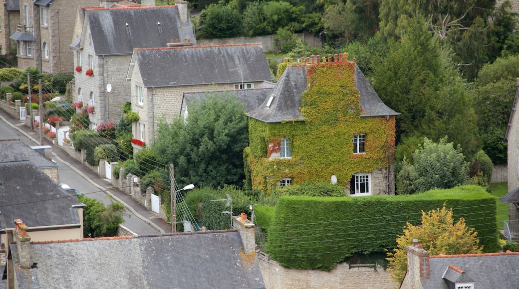 Chateau de Dinan mostrando piccola città o villaggio e oggetti d\'epoca