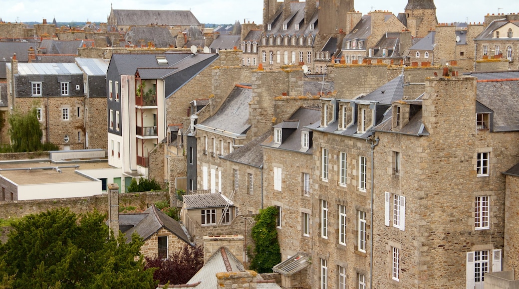 Château de Dinan qui includes patrimoine historique