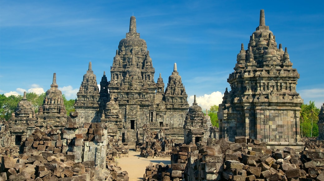 Prambanan som visar historisk arkitektur och en ruin