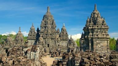 Prambanan mit einem Gebäuderuinen und historische Architektur