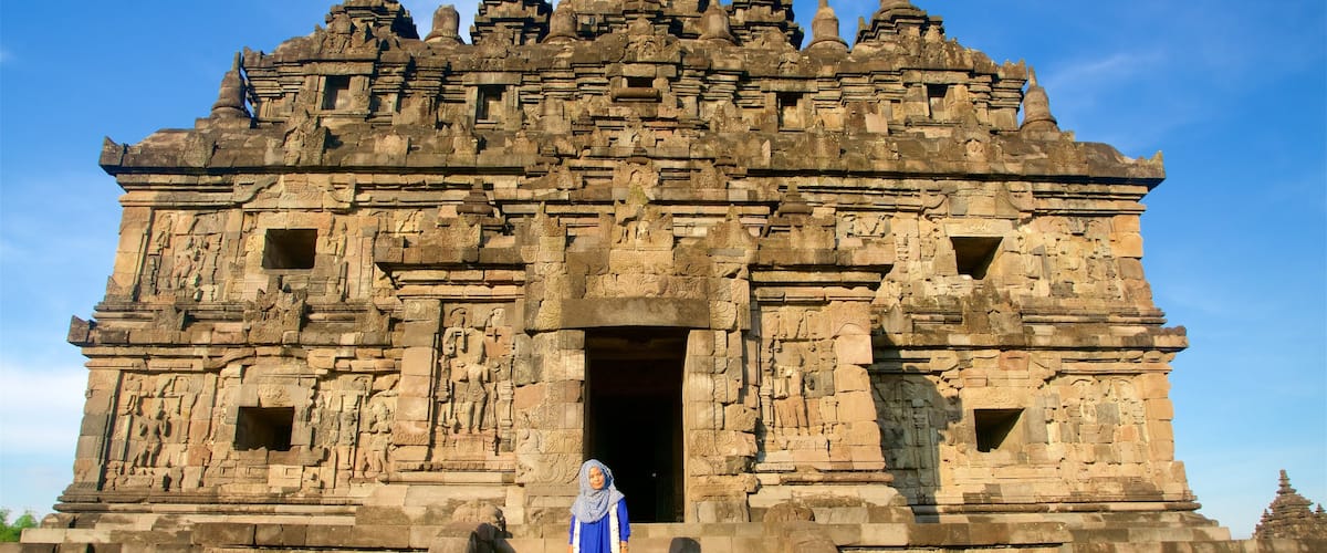 Prambanan montrant patrimoine architectural aussi bien que femme