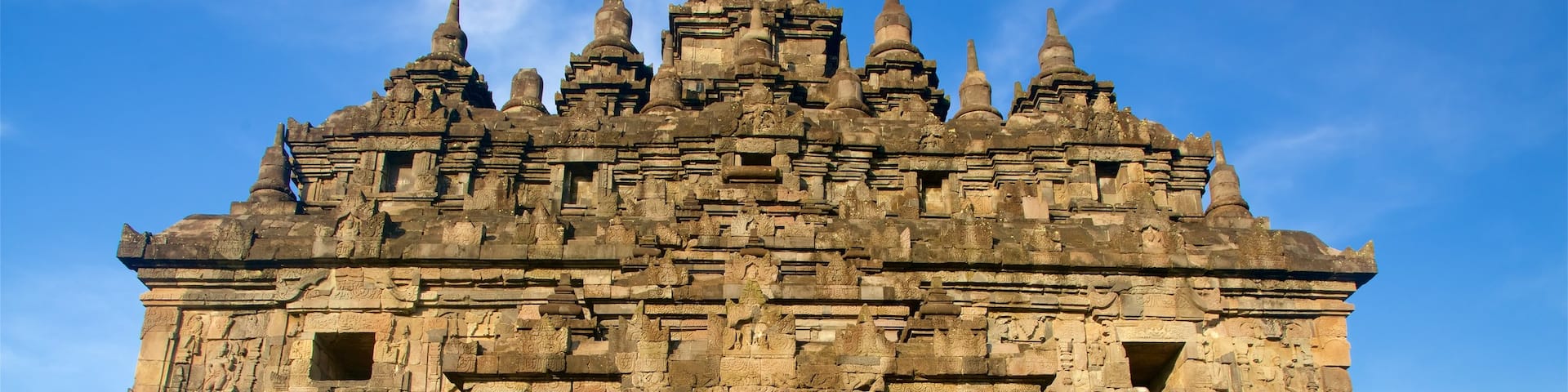 Prambanan das einen historische Architektur sowie einzelne Frau